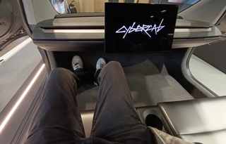 Assis à réfléchir dans la Tesla Cybercab