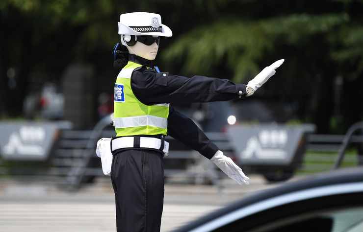 robot gérant la circulation à Wuhu en Chine