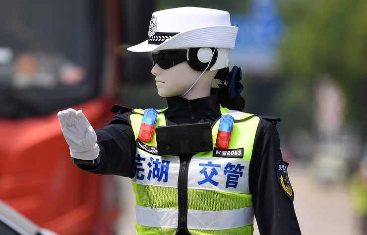 robot gérant la circulation à Wuhu en Chine