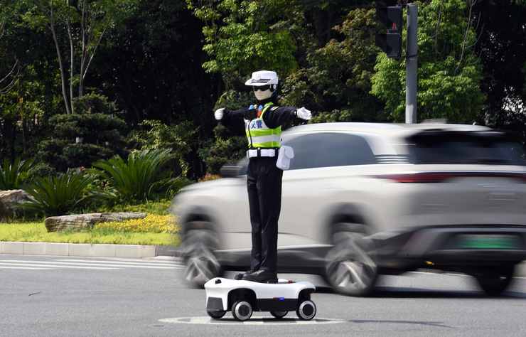 robot gérant la circulation à Wuhu en Chine