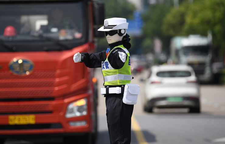 robot gérant la circulation à Wuhu en Chine