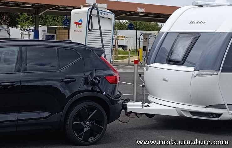 borne de recharge spéciale pour voiture avec caravane