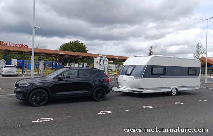 borne de recharge spéciale pour voiture avec caravane