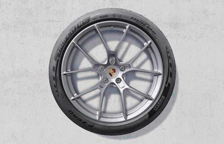 jante d'une Porsche Taycan avec kit Manthey