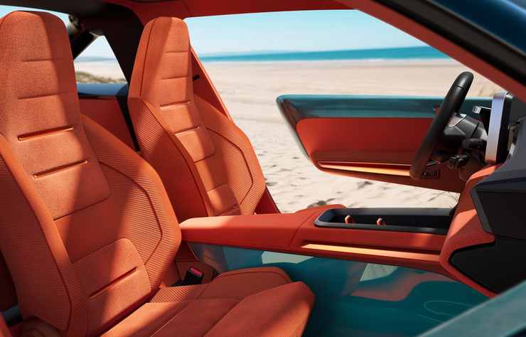 concept d'une Renault 4 E-Tech voiture de plage