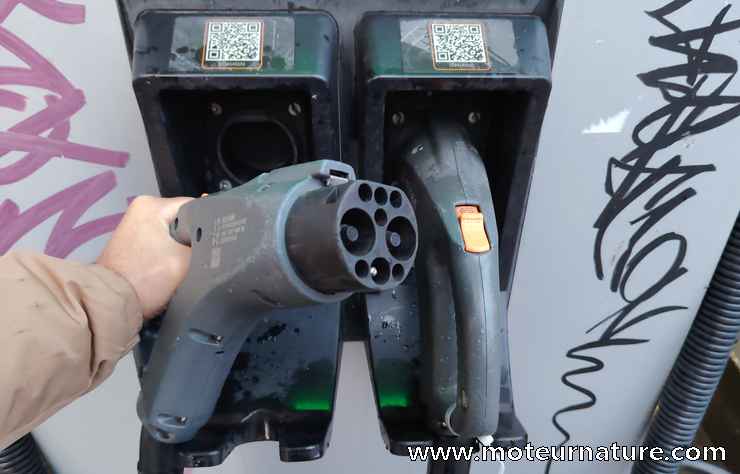 borne de recharge au standard chinois GB/T à Tirana en Albanie