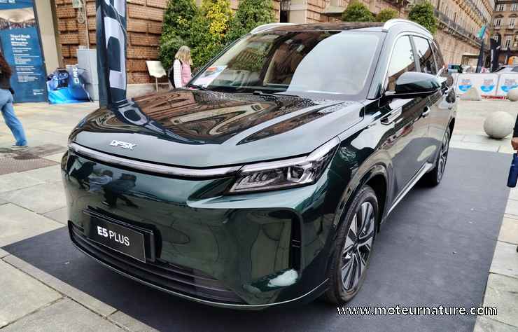 SUV hybride rechargeable à 7 places DFSK E5 Plus