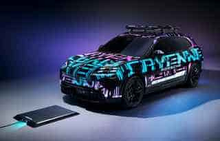 Sans fil, la recharge par induction de Porsche : ridicule et inefficiente
