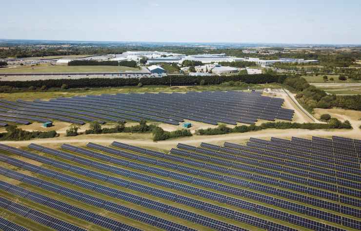 champ de panneaux photovoltaïques chez Jaguar Land Rover