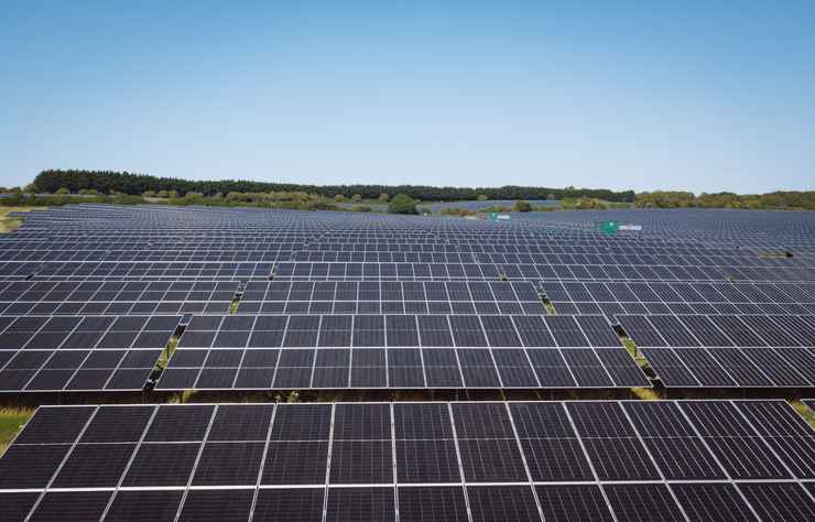 champ de panneaux photovoltaïques chez Jaguar Land Rover