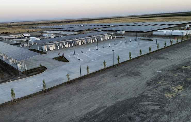 station de superchargeurs Tesla de Lost Hills avec de l'électricité solaire