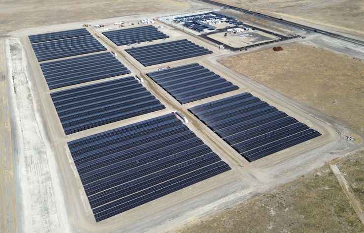 station de superchargeurs Tesla de Lost Hills avec de l'électricité solaire
