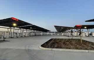 Tesla a construit la première station de recharge 100 % solaire