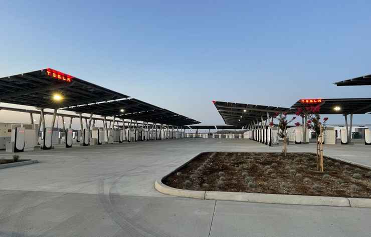station de superchargeurs Tesla de Lost Hills avec de l'électricité solaire