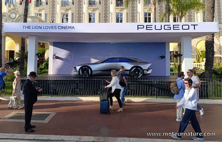 concept Peugeot Inception devant l'hôtel Carlton à Cannes
