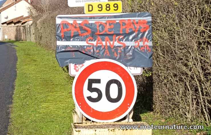 panneau d'entrée de ville masqué par les revendications des paysans