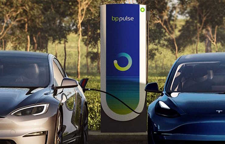 superchageur Tesla sur une station BP, avec le label BPPulse