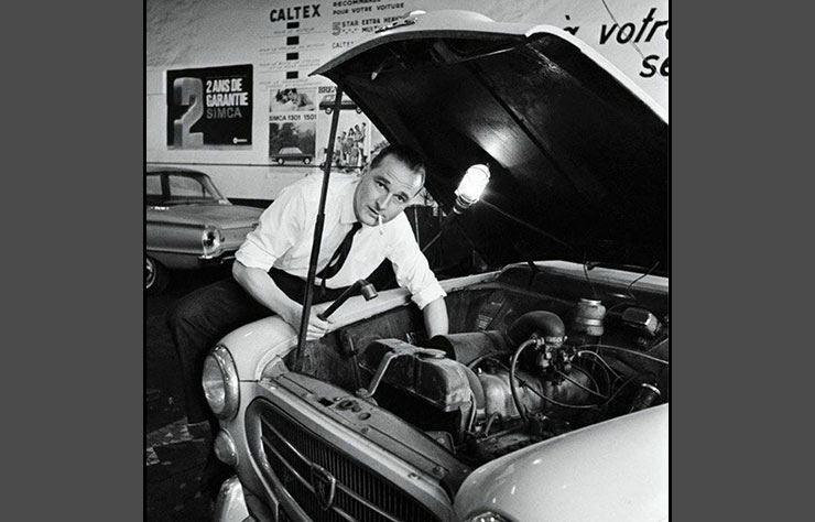 Jacques Chirac sur sa Peugeot 403 en 1967