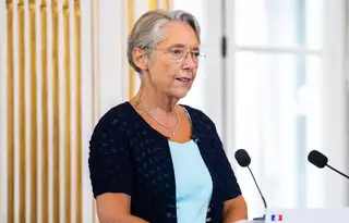 Essence vendue à perte, Elisabeth Borne s'affirme irresponsable