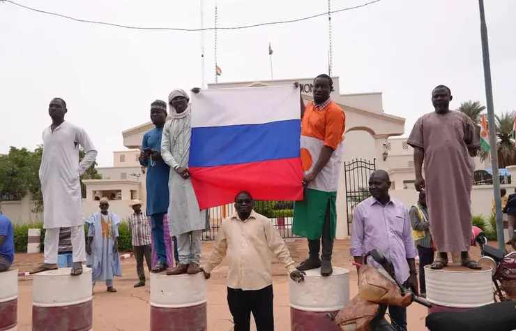 manifestants nigériens adorant un drapeau russe