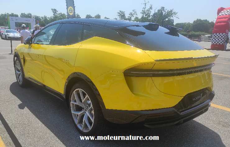 SUV électrique Lotus Eletre