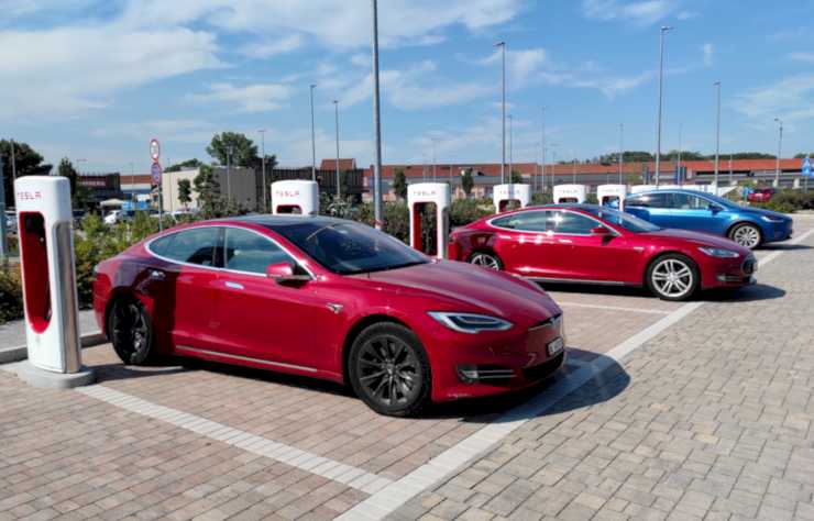 voitures Tesla sur une station de superchargeurs