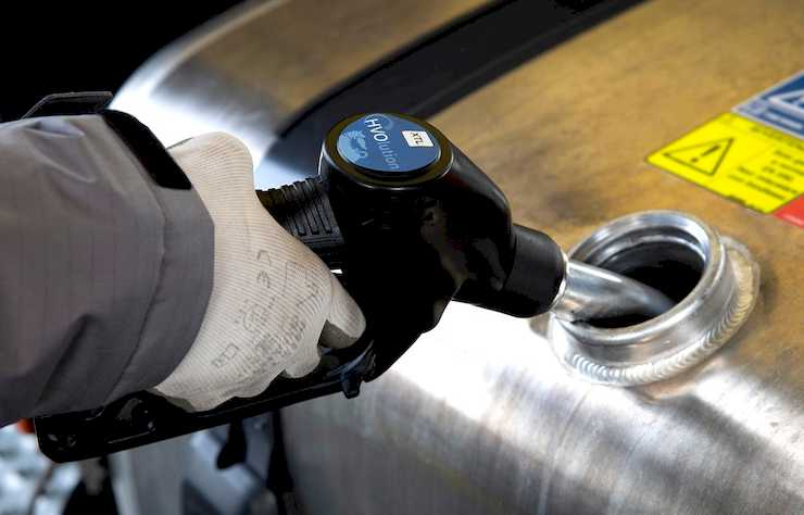 poids lourd du groupe Spinelli se ravitaillant au biogazole, ou au biodiesel, ou à l'huile végétale HVOlution sur une station ENI en Italie