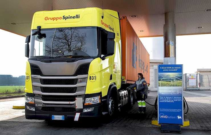 poids lourd du groupe Spinelli se ravitaillant au biogazole, ou au biodiesel, ou à l'huile végétale HVOlution sur une station ENI en Italie