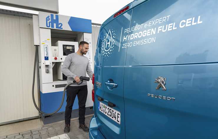 utilitaire Peugeot e-Expert à hydrogène en cours de ravitaillement