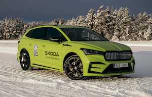 Un record de drift sur glace pour la Skoda Enyaq