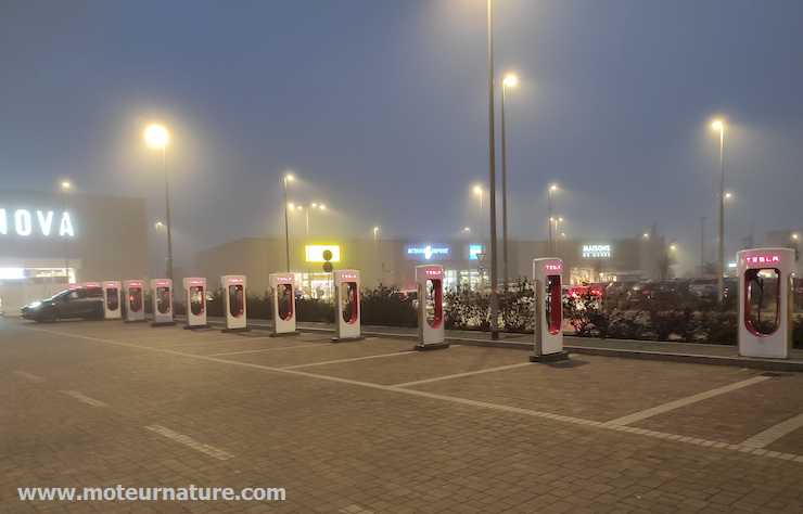 station de bornes de recharge superchargeurs Tesla à Alexandrie