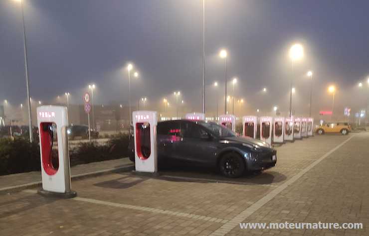 station de bornes de recharge superchargeurs Tesla à Alexandrie