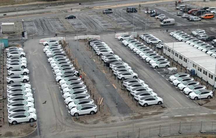 Tesla Model 3 sur le parking de l'usine