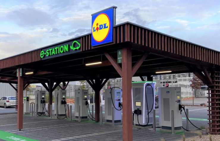 station de bornes de recharge rapide Lidl