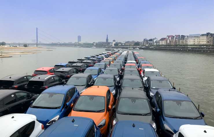 cargaison de Ford Fiesta sur une barge sur le Rhin