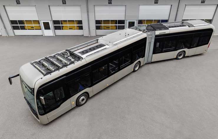 autobus articulé électrique de Daimler avec une pile à combustible à hydrogène fourni par Toyota