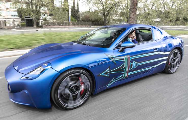 Carlos Tavares conduit le prototype de la Maserati GranTurismo Folgore électrique