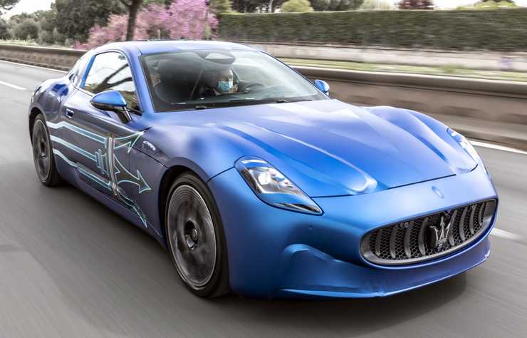 Carlos Tavares conduit le prototype de la Maserati GranTurismo Folgore électrique