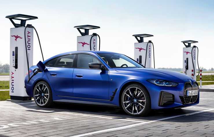BMW sur une station de recharge Ionity