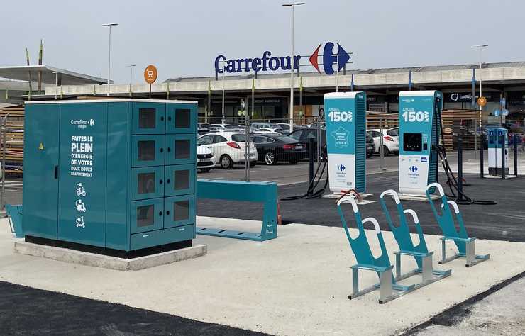 bornes de recharge rapides sur le parking d'un hypermarché Carrefour