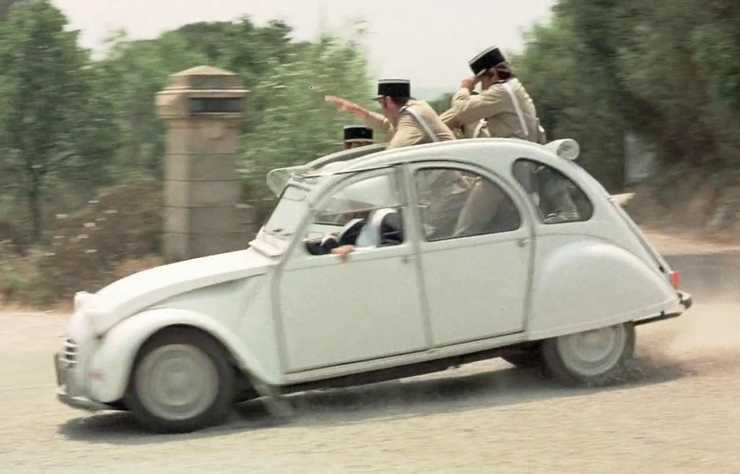 Les gendarmes de Saint TRopez dans une 2CV