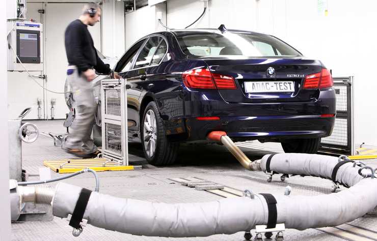 mesure des gaz d'échappement, cliché ADAC