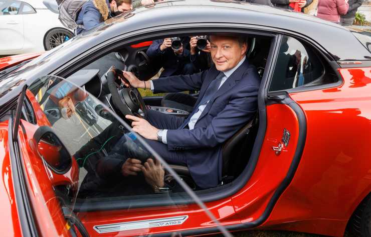 Bruno Le Maire dans une Alpine A110