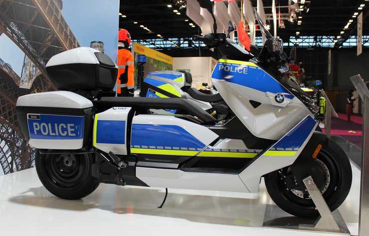 Moto électrique BMW CE 04 en version police