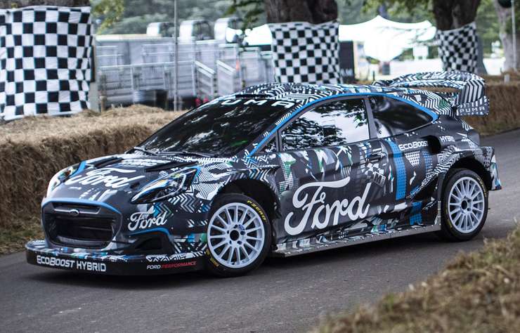 Voiture de course Ford Puma Rally1 WRC hybride