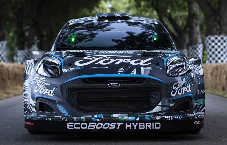 Voiture de course Ford Puma Rally1 WRC hybride