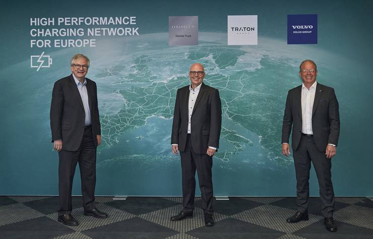 Mercedes, Traton et Volvo vont construire un réseau européen de bornes de recharge pour les poids lourds