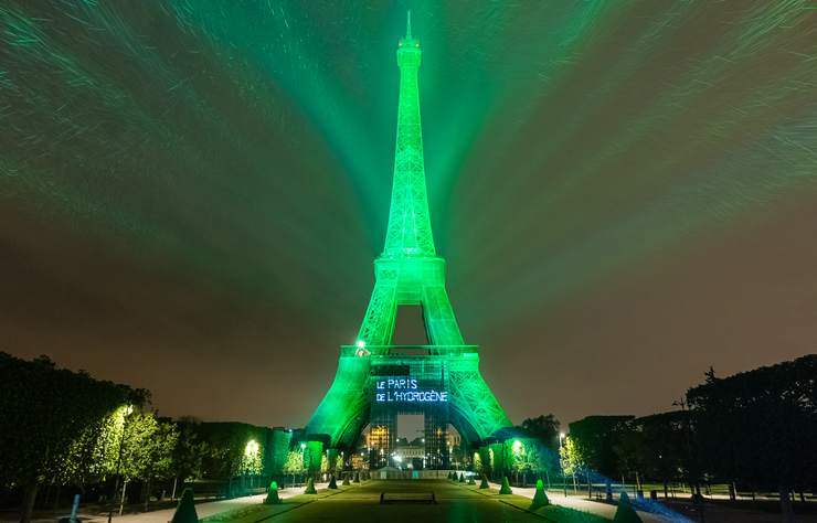 Tour Eiffel éclairée en vert grâce à l'hydrogène écologique