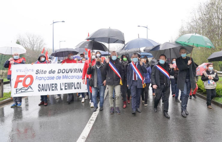 manifestation à Douvrin pour le maintien de l'usine de fabrication de moteurs