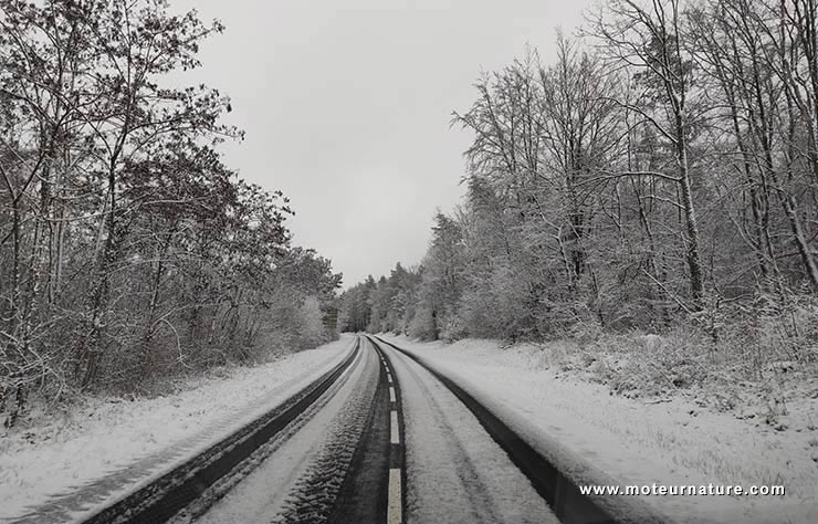 une route en hiver